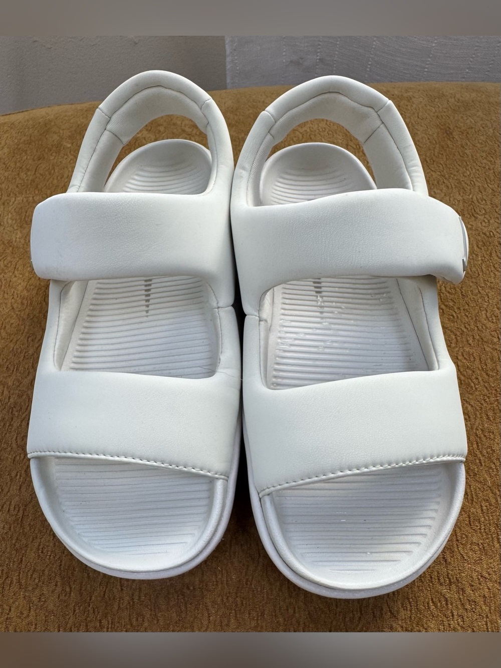 Nike Sz 8 Women’s Strap Sandals In White with Silver Swoosh Logo
